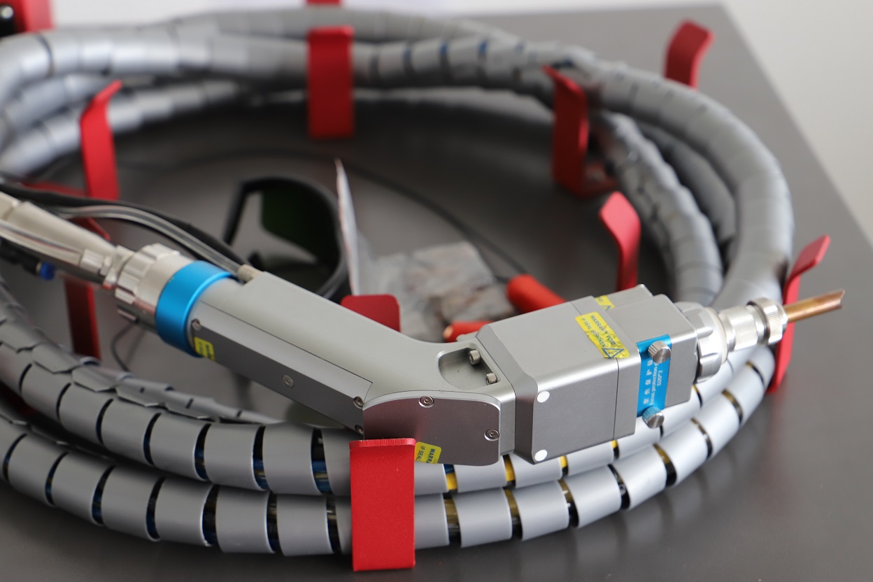 섬유 레이저 용접 기계로 향합니다